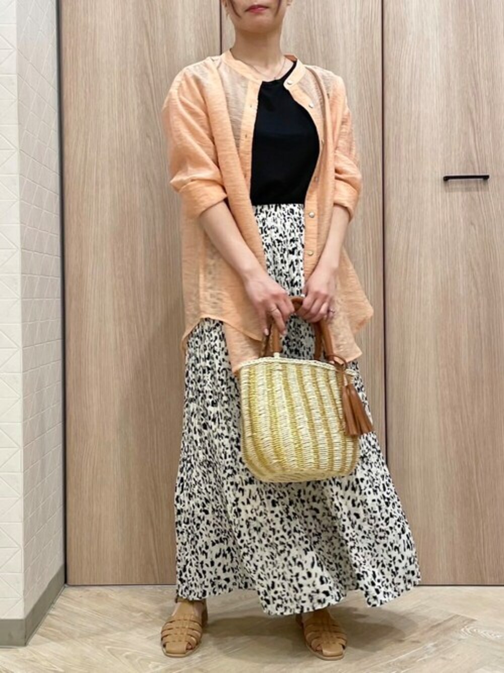 「ハンドバッグ、大人カジュアル、ロングスカート、休日スタイル、アニマル柄、プリーツスカート、きれいめカジュアル、シャツスタイル、春夏コーデ、初夏コーデ」｜「ELVENCE DEUXのシワカコウシアーシャツ（シャツ/ブラウス、ピンク系）」を使った、ELVENCE DEUXさん（レディース・150cm）の春コーディネートの1枚目の写真