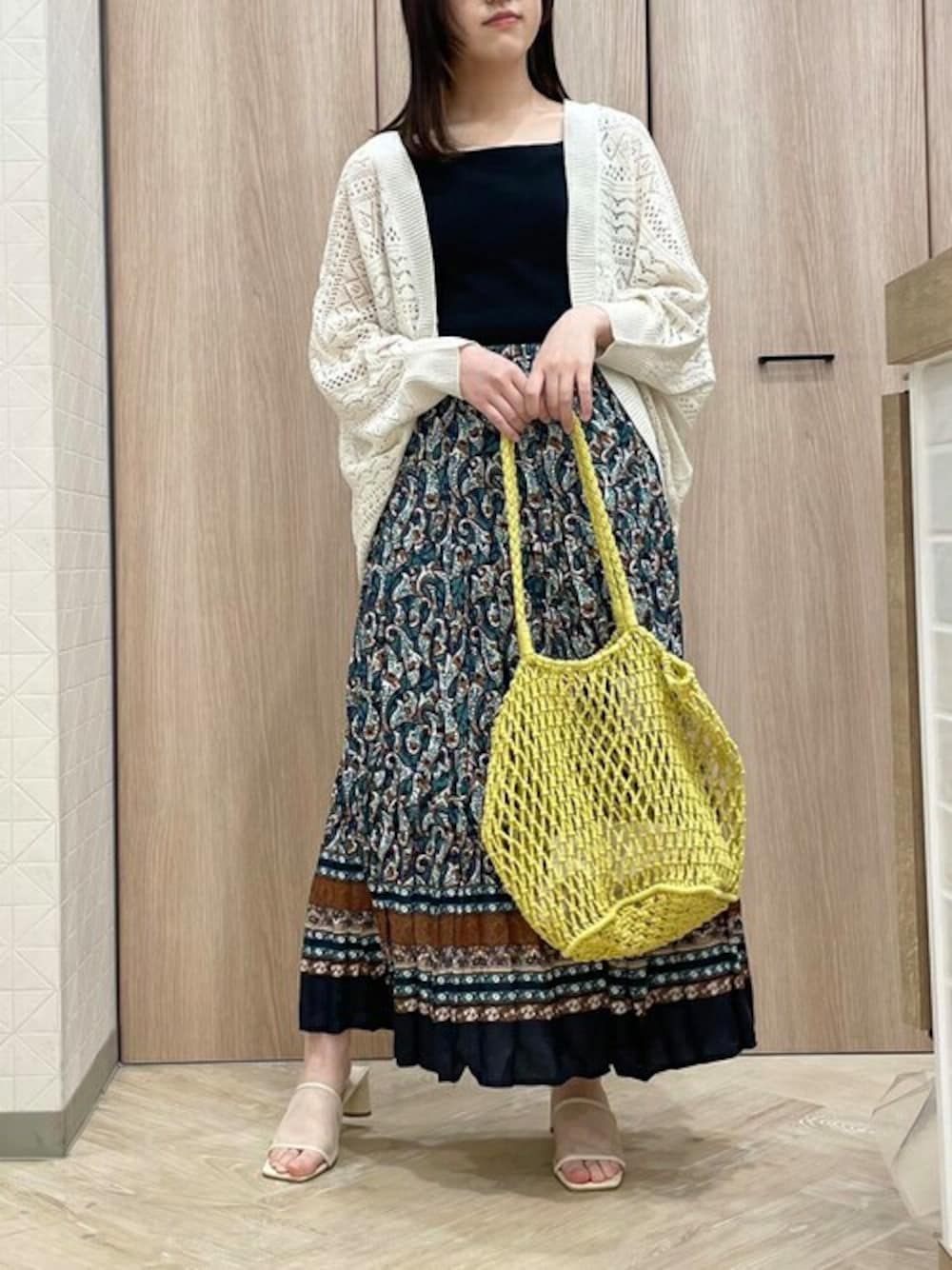 「カーディガン、大人カジュアル、休日スタイル、大人女子、春夏コーデ、ペーズリー柄、モモンガ、大人ガーリー、おでかけコーデ、初夏コーデ」｜「ELVENCE DEUXのスカシガラモモンガＣＤ（カーディガン/ボレロ、ホワイト系）」を使った、ELVENCE DEUXさん（レディース・158cm）の夏コーディネートの1枚目の写真