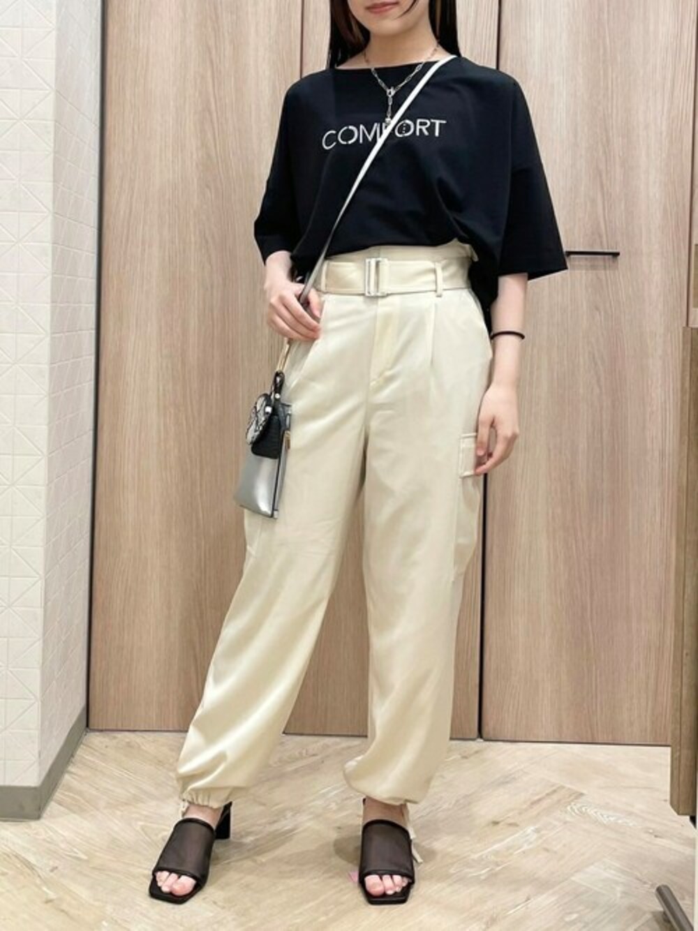 「ロゴT、モノトーン、大人カジュアル、カーゴパンツ、休日スタイル、お出かけコーデ、サテンパンツ、きれいめカジュアル、夏コーデ、オフィスカジュアル」｜「ELVENCE DEUXのハク*シシュウロゴＰＯ（Tシャツ/カットソー、ブラック系）」を使った、ELVENCE DEUXさん（レディース・158cm）の夏コーディネートの1枚目の写真