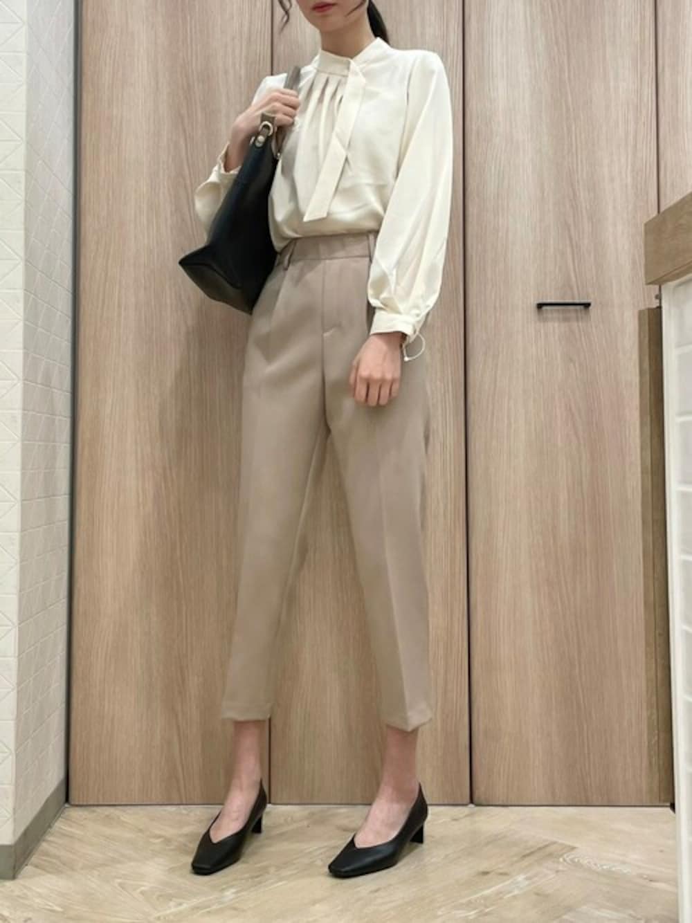「テーパードパンツ、大人カジュアル、きれいめカジュアル、ビジカジ、シャツスタイル、オフィススタイル、オフィスカジュアル、淡色コーデ、秋コーデ、秋服準備はじめました」｜「ELVENCE DEUXのボウタイブラウス（シャツ/ブラウス、ホワイト系）」を使った、ELVENCE DEUXさん（レディース・170cm）の秋コーディネートの1枚目の写真