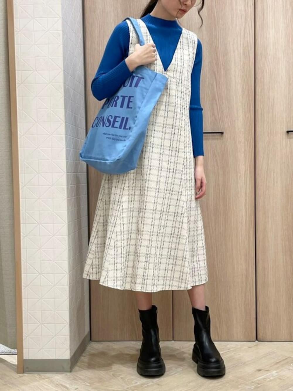 「ニット、トートバッグ、ワンピース、ブーツ、ツイード、ジャンスカ、大人カジュアル、きれいめカジュアル、ファッションを楽しもう、クリスマスに着たい服」｜「ELVENCE DEUXのツイードフレアジャンスカ（ジャンパースカート、ホワイト系）」を使った、ELVENCE DEUXさん（レディース・170cm）の秋コーディネートの1枚目の写真