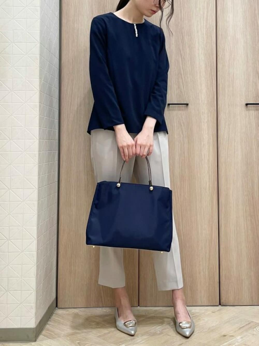 「大人カジュアル、お出かけコーデ、きれいめカジュアル、シンプルコーデ、きちんとスタイル、オフィススタイル、オフィスカジュアル、清楚系、晴れの日、ハレの日」｜「ELVENCE DEUXのパールツキぺプラムBL（シャツ/ブラウス、ブルー系）」を使った、ELVENCE DEUXさん（レディース・170cm）の冬コーディネートの1枚目の写真