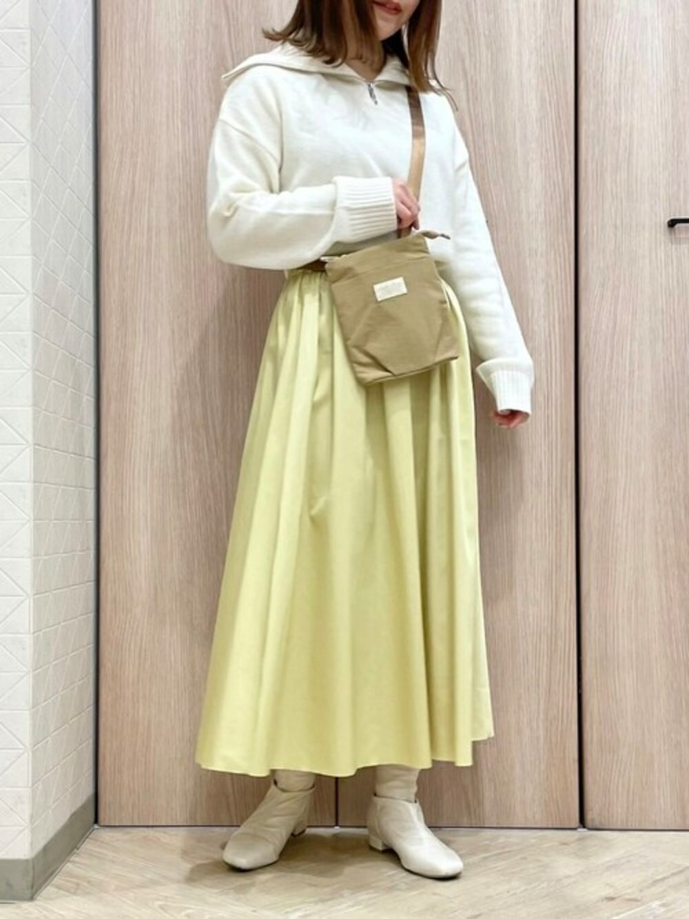 「リバーシブル、ロングスカート、お出かけコーデ、きれいめカジュアル、シンプルコーデ、低身長、リバーシブルスカート、低身長コーデ、淡色コーデ、ハーフジップ」｜「ELVENCE DEUXのラムウールハーフＺＩＰニット（ニット/セーター、ホワイト系）」を使った、ELVENCE DEUXさん（レディース・150cm）の冬コーディネートの1枚目の写真
