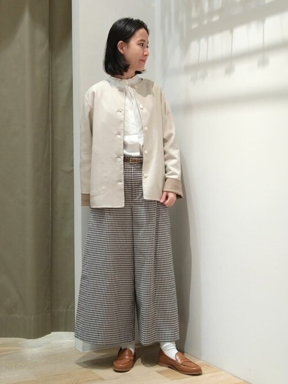 ホワイト系のノーカラージャケット、ホワイト系のシャツ/ブラウス、ホワイト系のその他パンツを着用したレディースの冬コーディネートの1枚目の写真