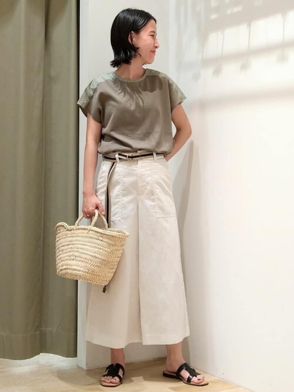 グリーン系のニット/セーター、グレー系のタンクトップ、ホワイト系のその他パンツを着用したレディースの夏コーディネートの1枚目の写真