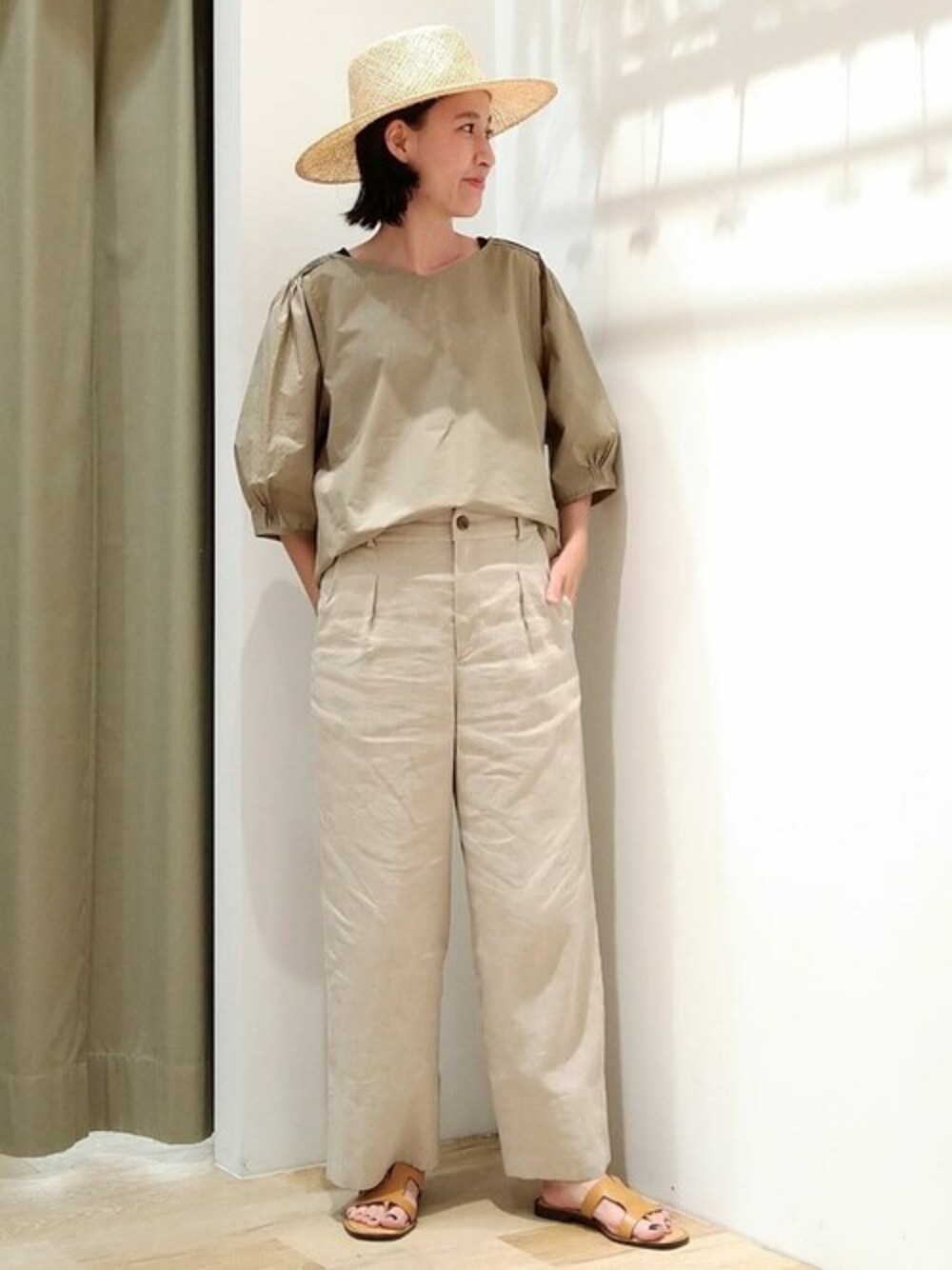 グリーン系のシャツ/ブラウス、グレー系のタンクトップ、ベージュ系のその他パンツを着用したレディースの夏コーディネートの1枚目の写真