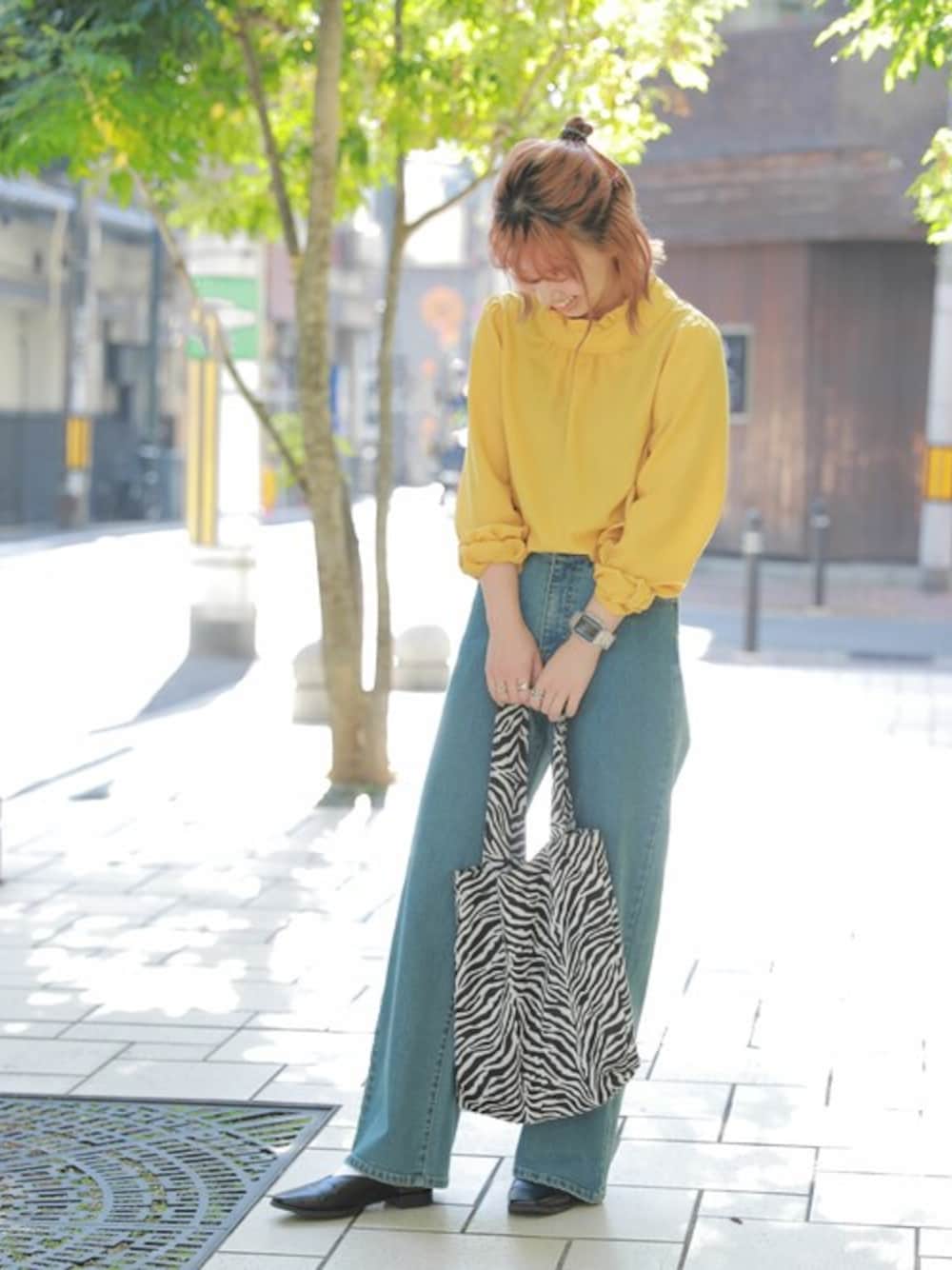 イエロー系のシャツ/ブラウスを着用したレディースの冬コーディネートの1枚目の写真