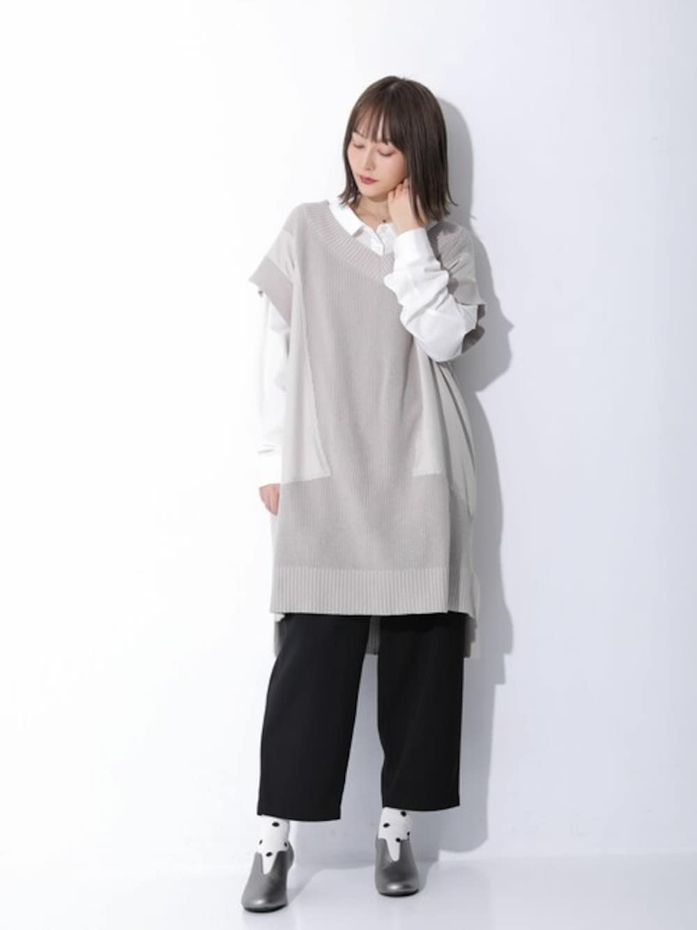 ベージュ系のベスト、ホワイト系のシャツ/ブラウス、ブラック系のその他パンツを着用したレディースの冬コーディネートの1枚目の写真