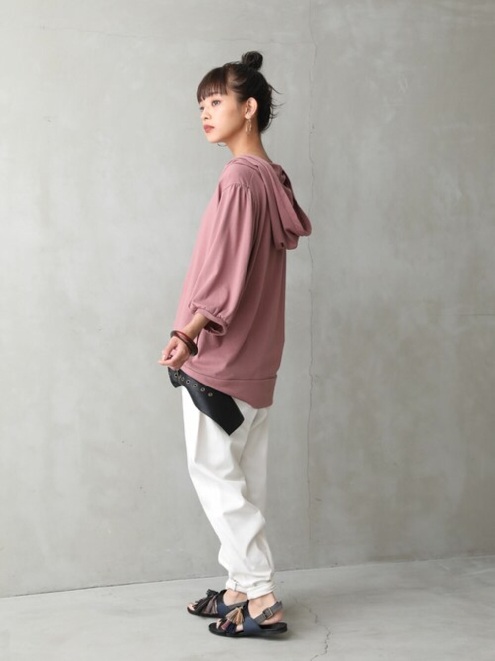 ピンク系のパーカーを着用したレディースの春コーディネートの1枚目の写真