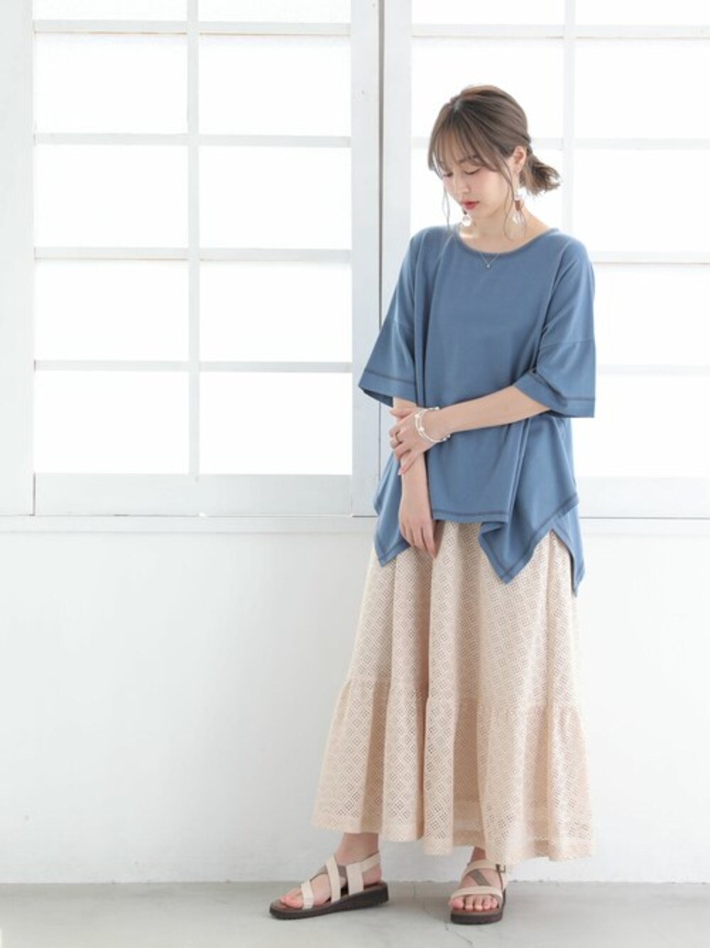 ブルー系のTシャツ/カットソー、ベージュ系のスカートを着用したレディースの夏コーディネートの1枚目の写真