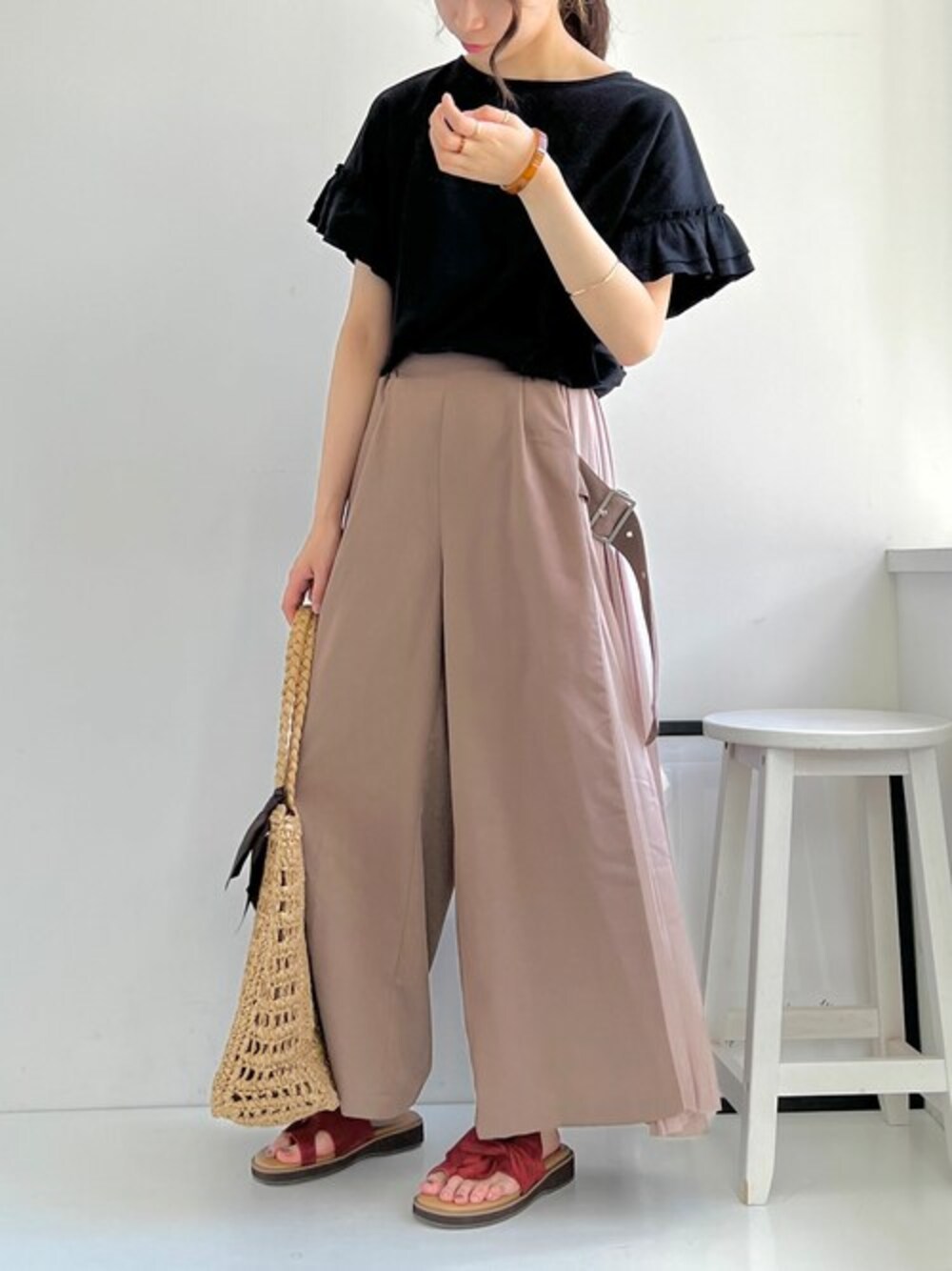 ブラック系のTシャツ/カットソー、ブラウン系のその他パンツを着用したレディースの夏コーディネートの1枚目の写真