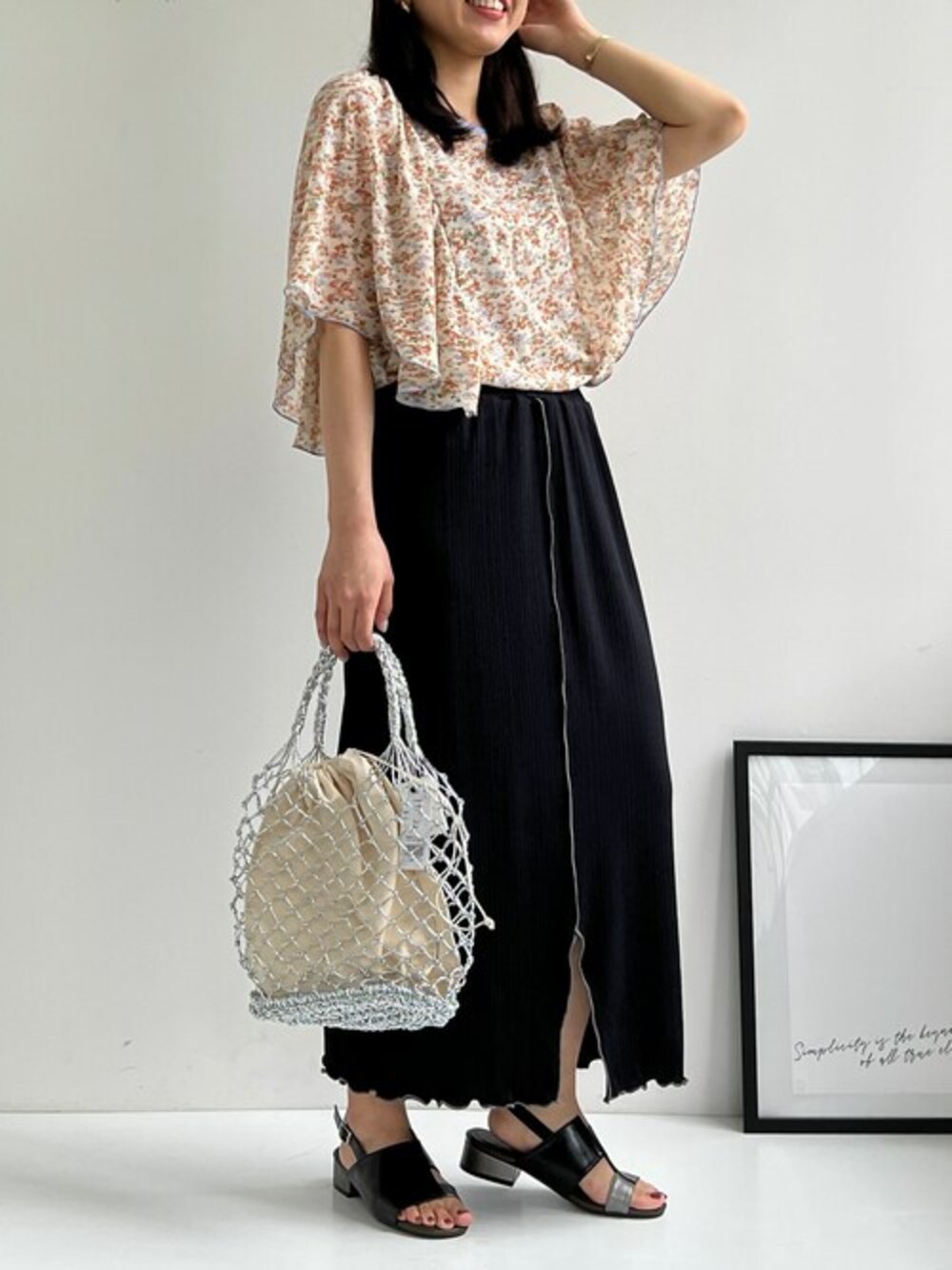 ホワイト系のシャツ/ブラウス、ブラック系のスカートを着用したレディースの夏コーディネートの1枚目の写真