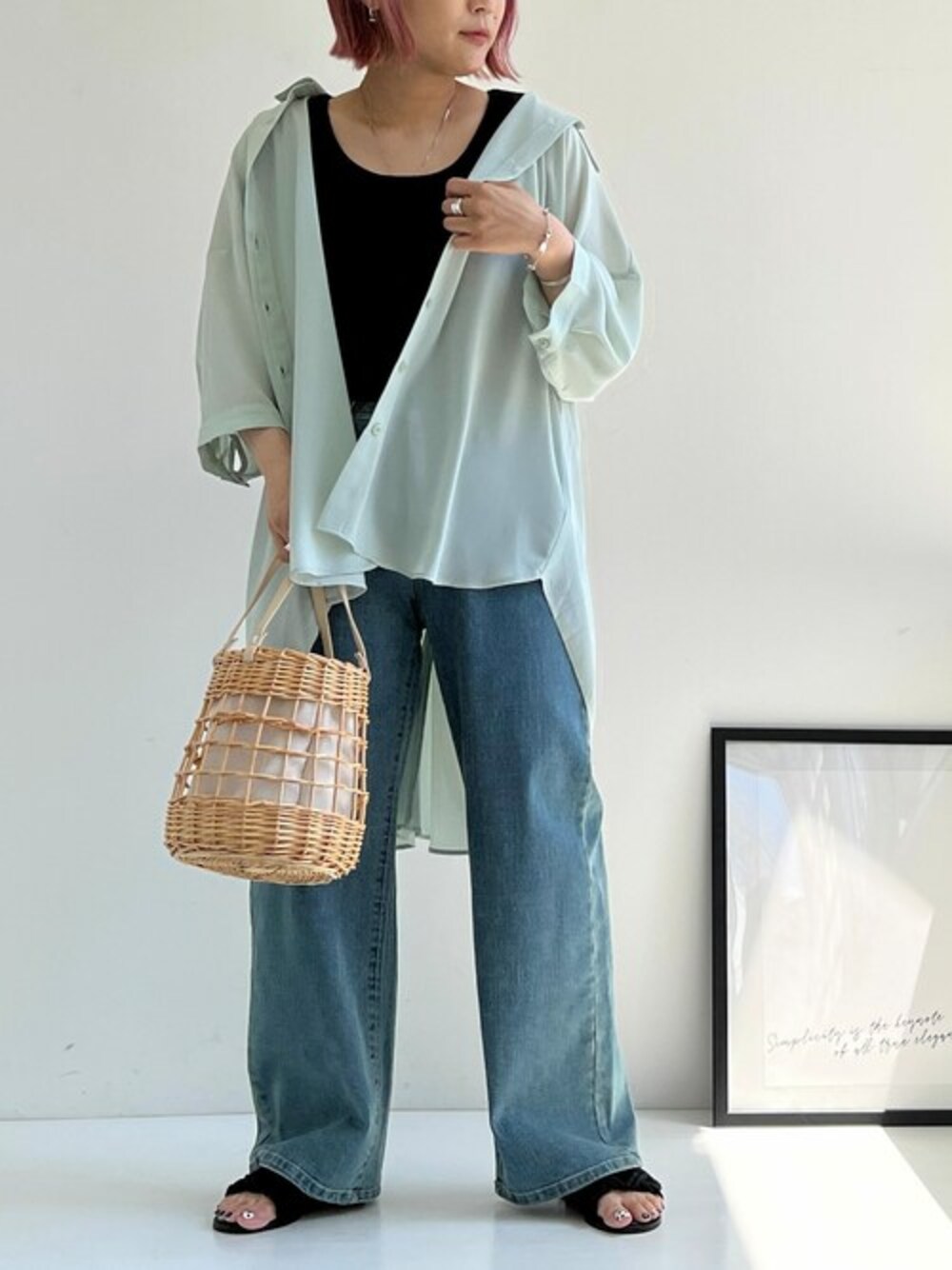グリーン系のシャツ/ブラウス、ブルー系のその他パンツ、ブラック系のインナーウェア/肌着を着用したレディースの夏コーディネートの1枚目の写真