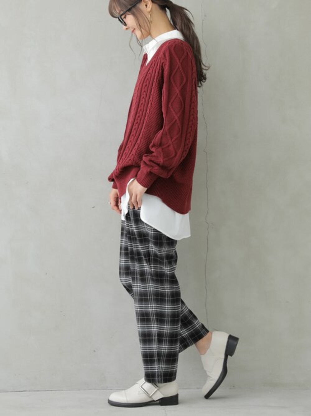 レッド系のニット/セーター、ブラック系のその他パンツを着用したレディースの秋コーディネートの1枚目の写真