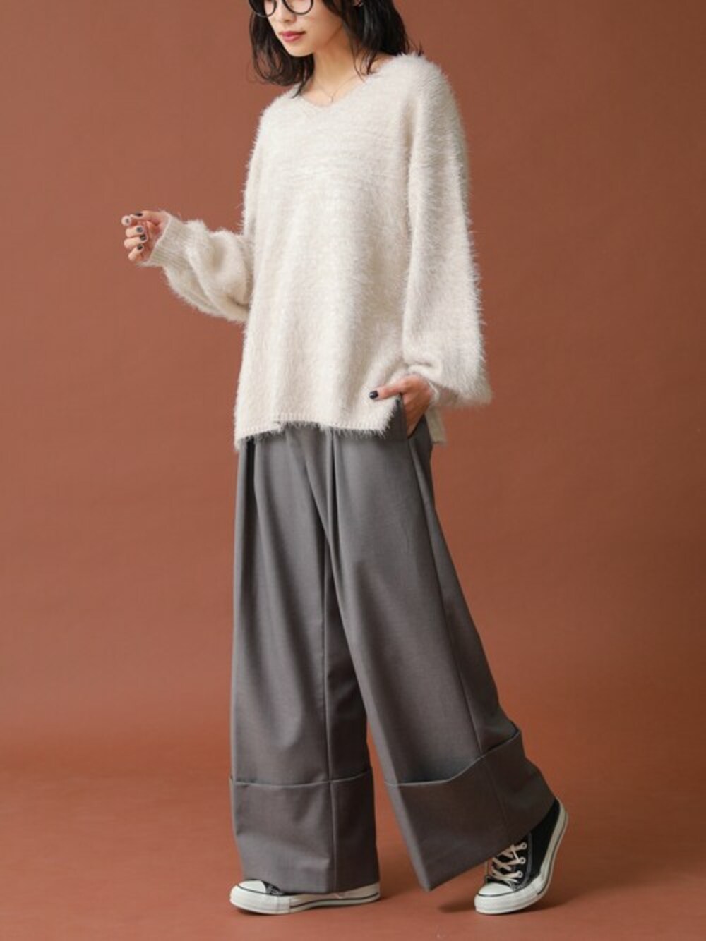 グレー系のその他パンツ、ベージュ系のニット/セーターを着用したレディースの冬コーディネートの1枚目の写真