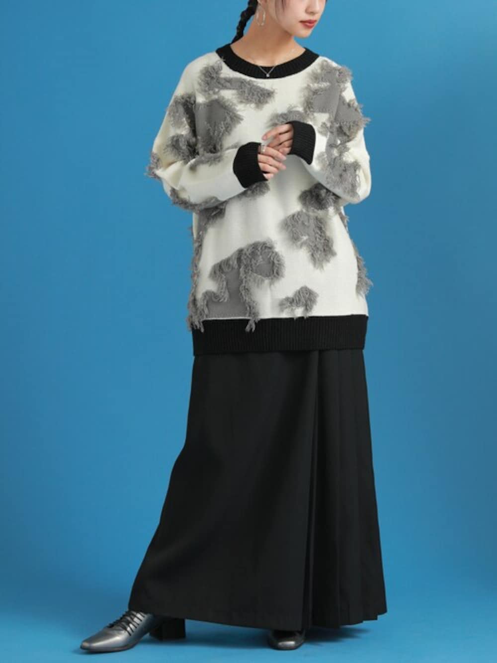 ホワイト系のニット/セーター、ブラック系のその他パンツを着用したレディースの冬コーディネートの1枚目の写真