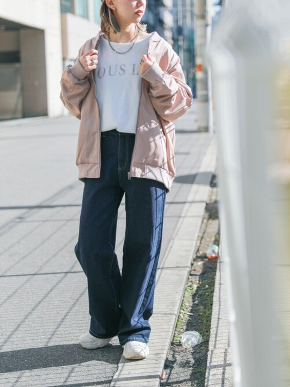 ピンク系のMA-1を着用したレディースの冬コーディネートの1枚目の写真