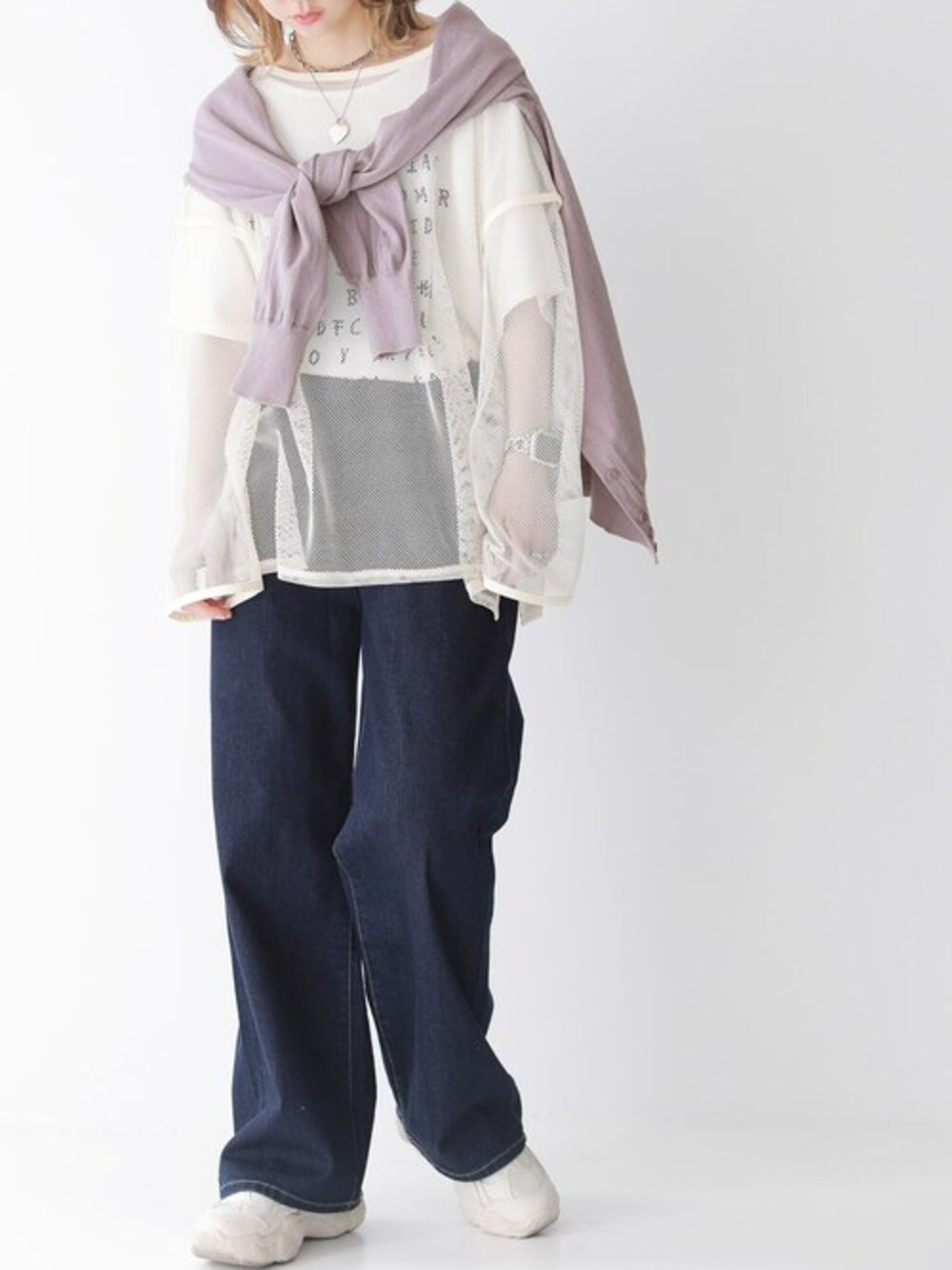 ホワイト系のTシャツ/カットソー、パープル系のカーディガン/ボレロを着用したレディースの春コーディネートの1枚目の写真