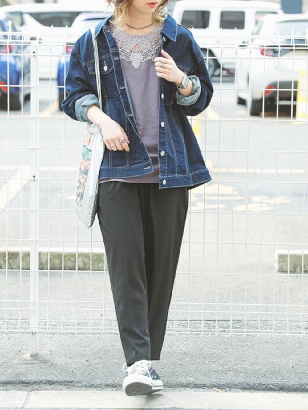 グレー系のタンクトップ、ブルー系のデニムジャケットを着用したレディースの冬コーディネートの1枚目の写真