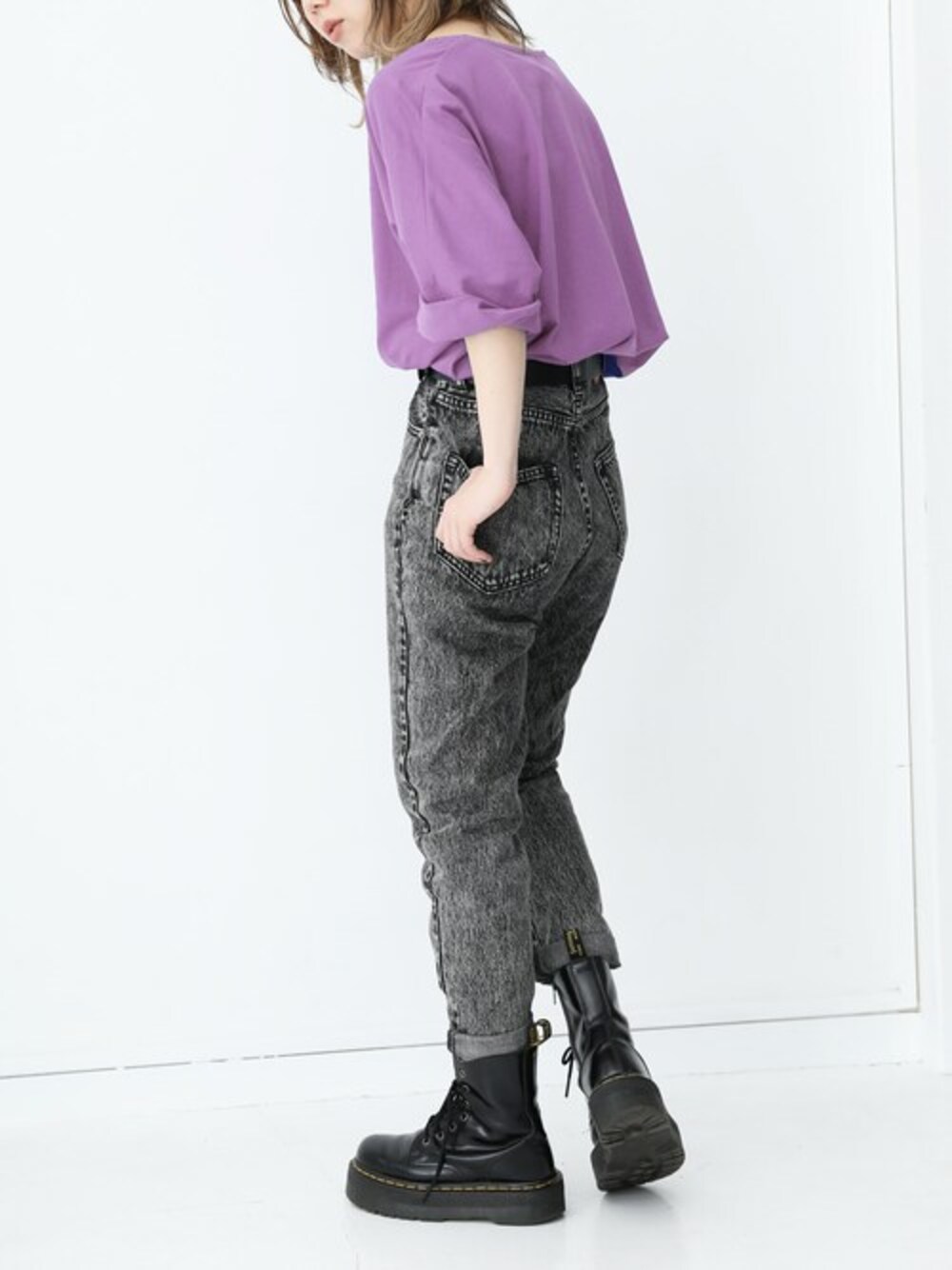 パープル系のTシャツ/カットソーを着用したレディースの春コーディネートの1枚目の写真