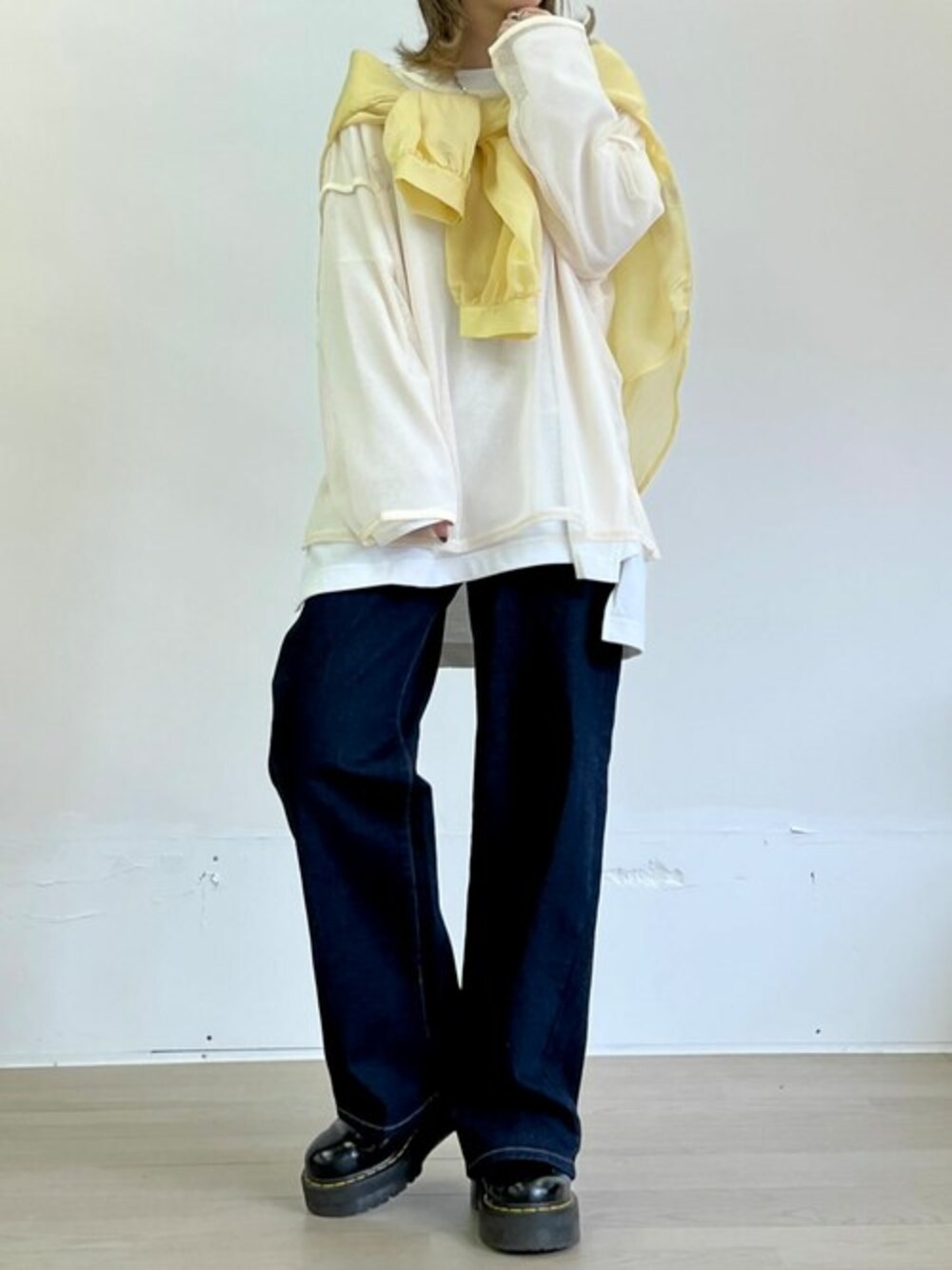 ホワイト系のTシャツ/カットソー、ブルー系のその他パンツを着用したレディースの春コーディネートの1枚目の写真