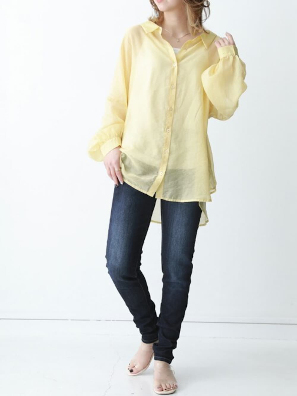 ブルー系のデニムパンツ、イエロー系のシャツ/ブラウスを着用したレディースの春コーディネートの1枚目の写真