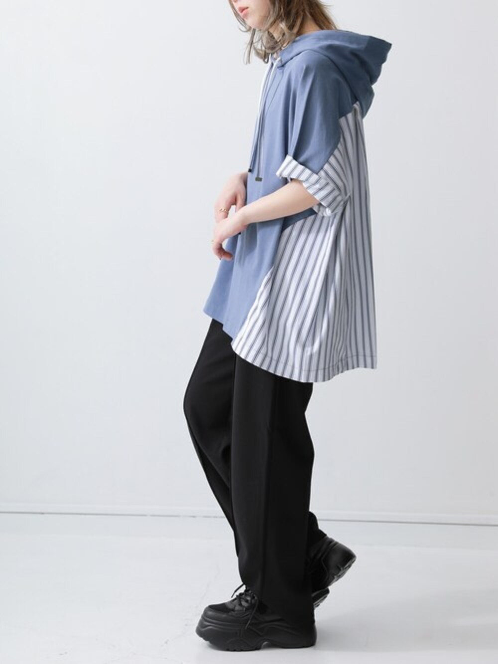 ブルー系のパーカーを着用したレディースの春コーディネートの1枚目の写真