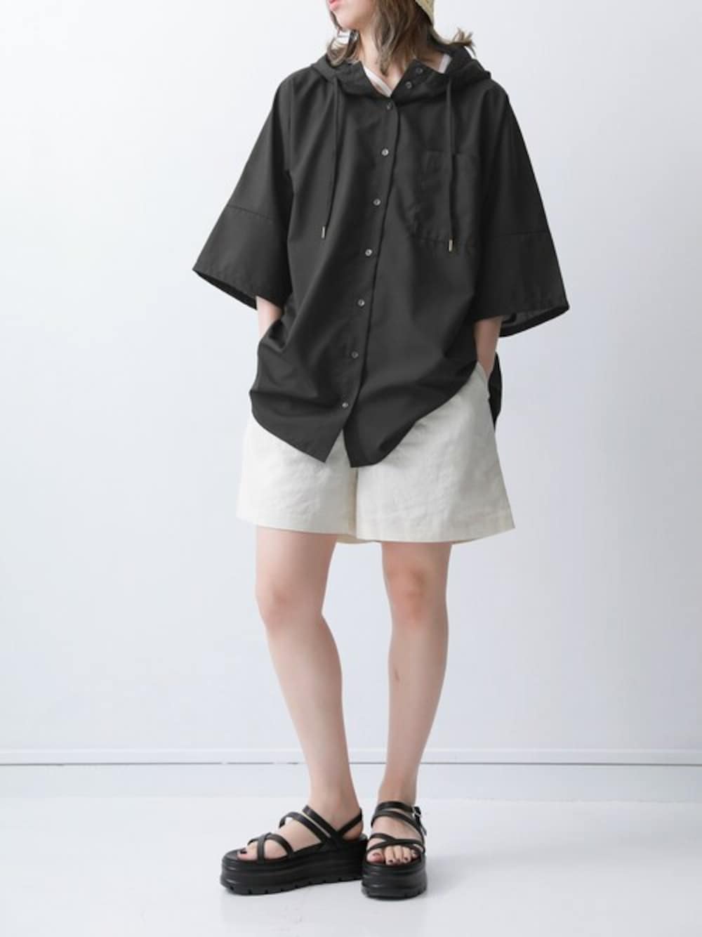 ブラック系のシャツ/ブラウスを着用したレディースの春コーディネートの1枚目の写真