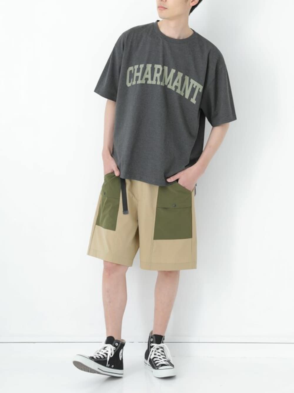 「カジュアル、Tシャツ、ラフ、プリントT、楽チンコーデ、ゆるコーデ、オシャレウォーカー、くすみカラー、n'Or、osharewalker」｜「n'OrLABELの『ロゴプリントリサイクルTシャツ』（Tシャツ/カットソー、グレー系）」を使った、osharewalker staffさん（メンズ・176cm）の夏コーディネートの1枚目の写真