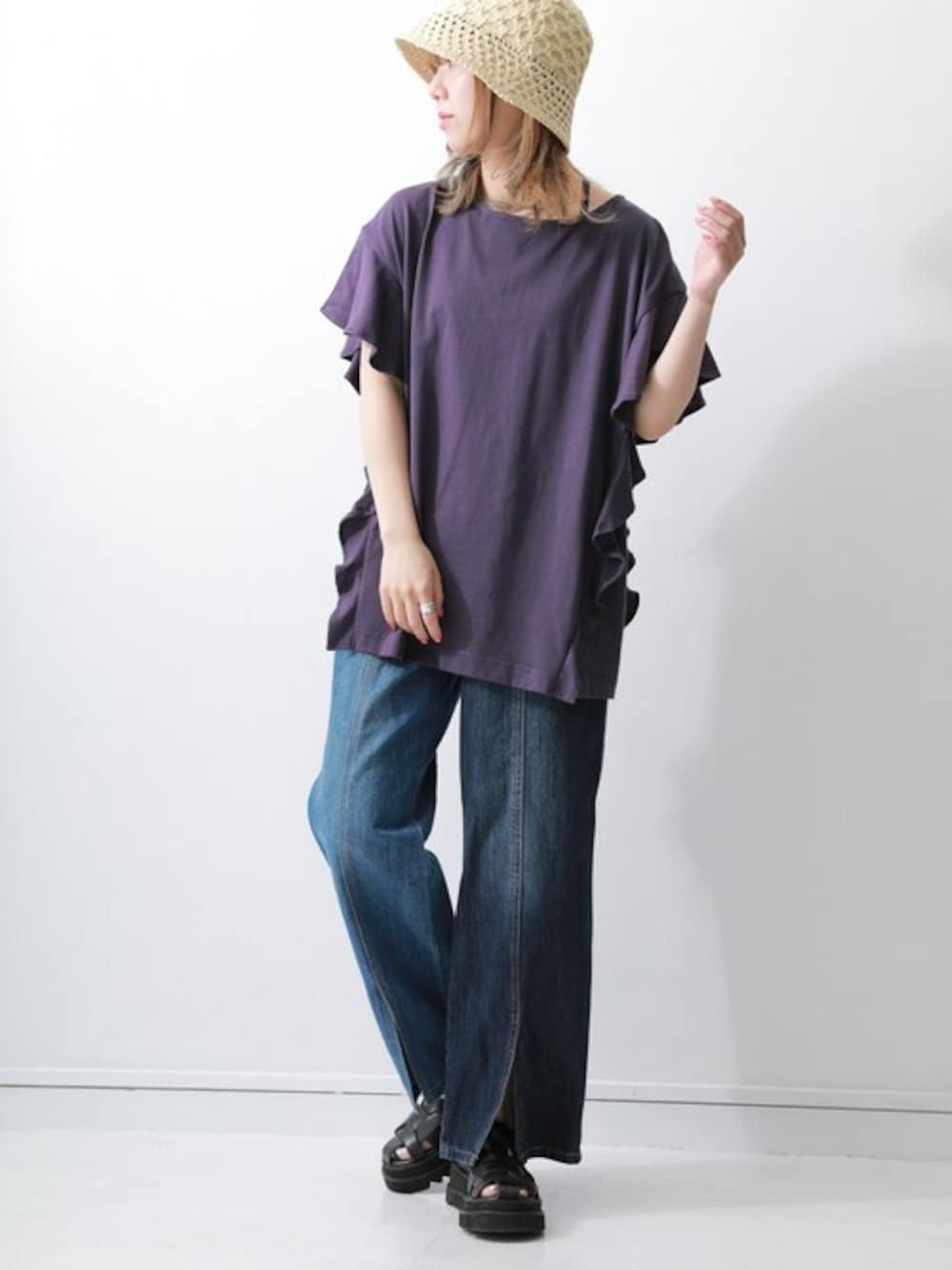 パープル系のTシャツ/カットソー、ブルー系のデニムパンツを着用したレディースの夏コーディネートの1枚目の写真