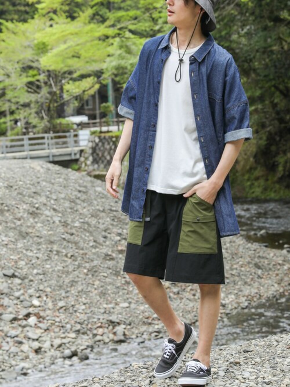 ブラック系のその他パンツ、ブルー系のシャツ/ブラウス、ホワイト系のTシャツ/カットソーを着用したメンズの夏コーディネートの1枚目の写真