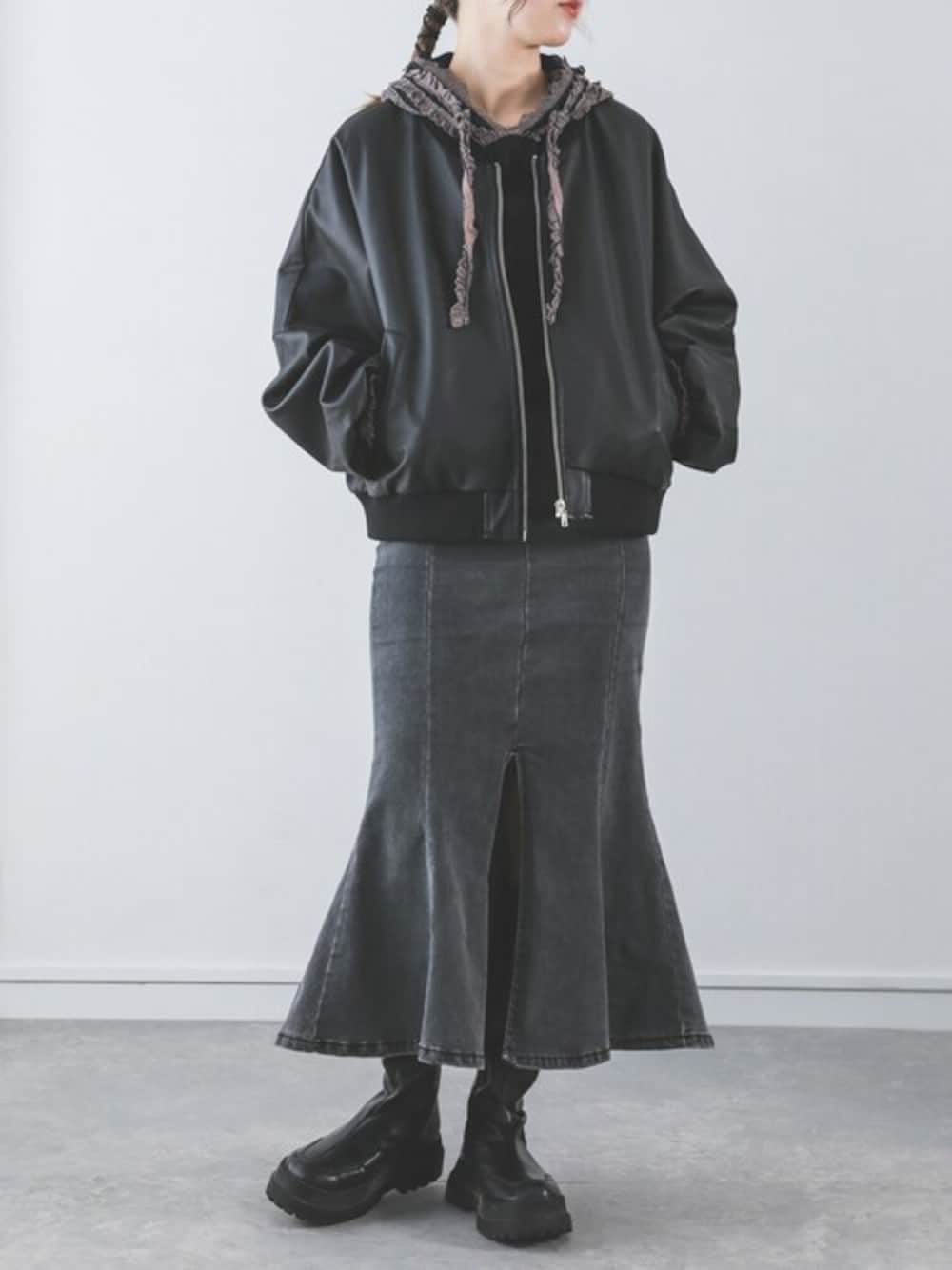 ブラック系のTシャツ/カットソーを着用したレディースの秋コーディネートの1枚目の写真