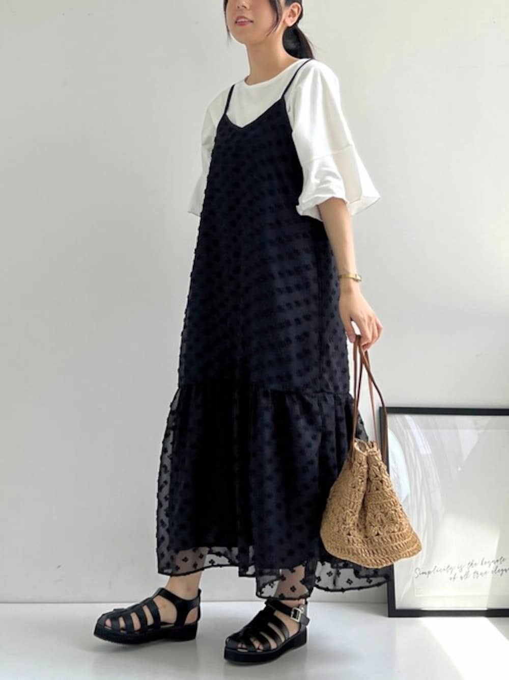 ブラック系のワンピース、ホワイト系のTシャツ/カットソーを着用したレディースの夏コーディネートの1枚目の写真