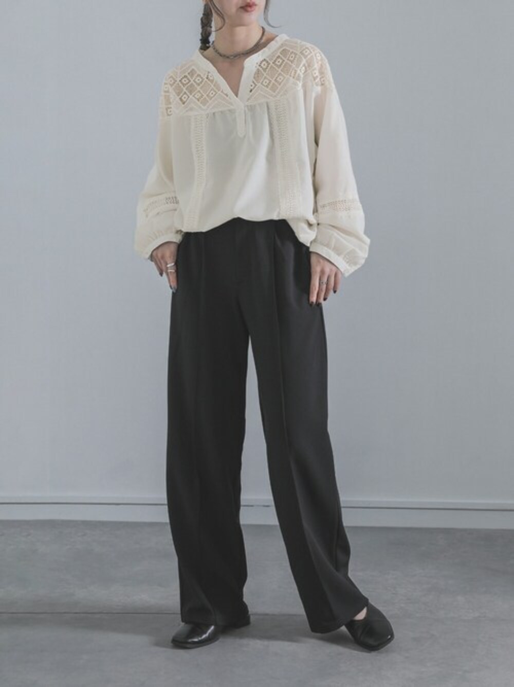 ホワイト系のシャツ/ブラウスを着用したレディースの秋コーディネートの1枚目の写真