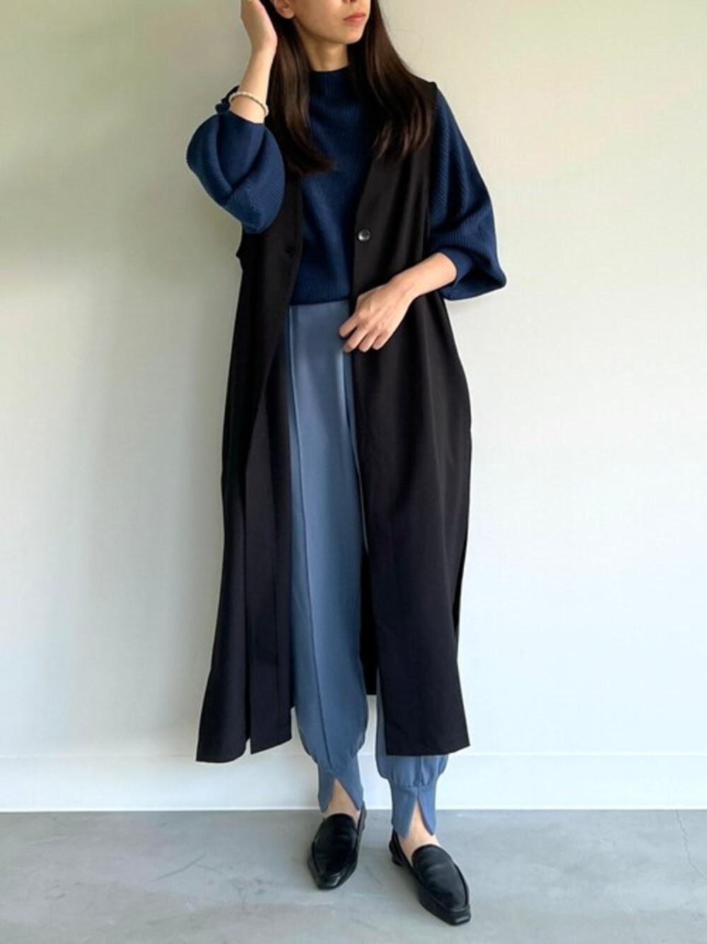 ブルー系のその他パンツ、ブラック系のベストを着用したレディースの秋コーディネートの1枚目の写真