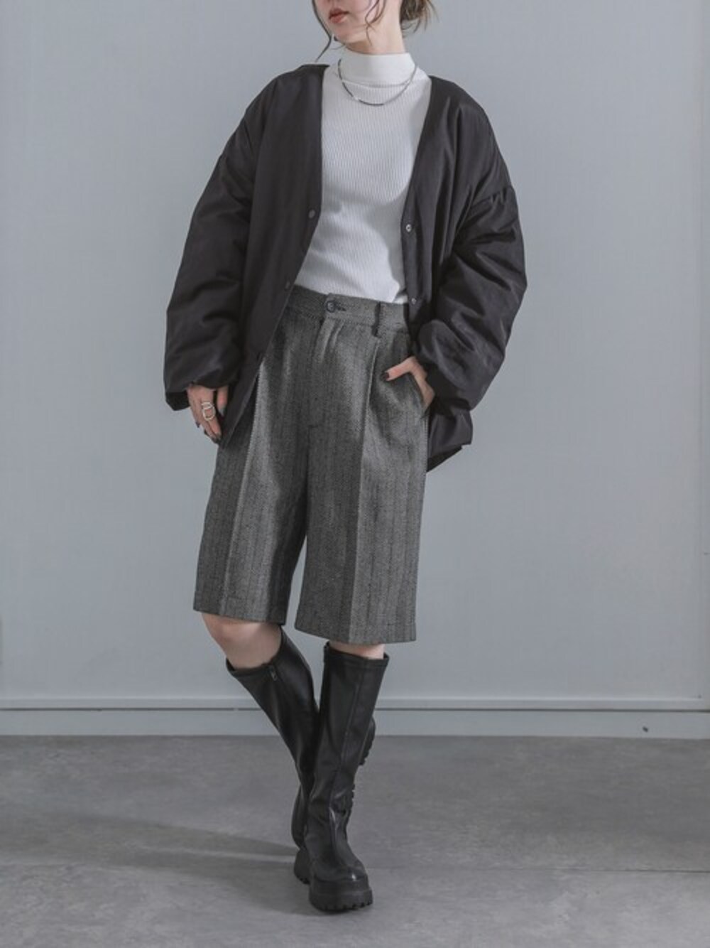 ブラック系のブルゾンを着用したレディースの秋コーディネートの1枚目の写真