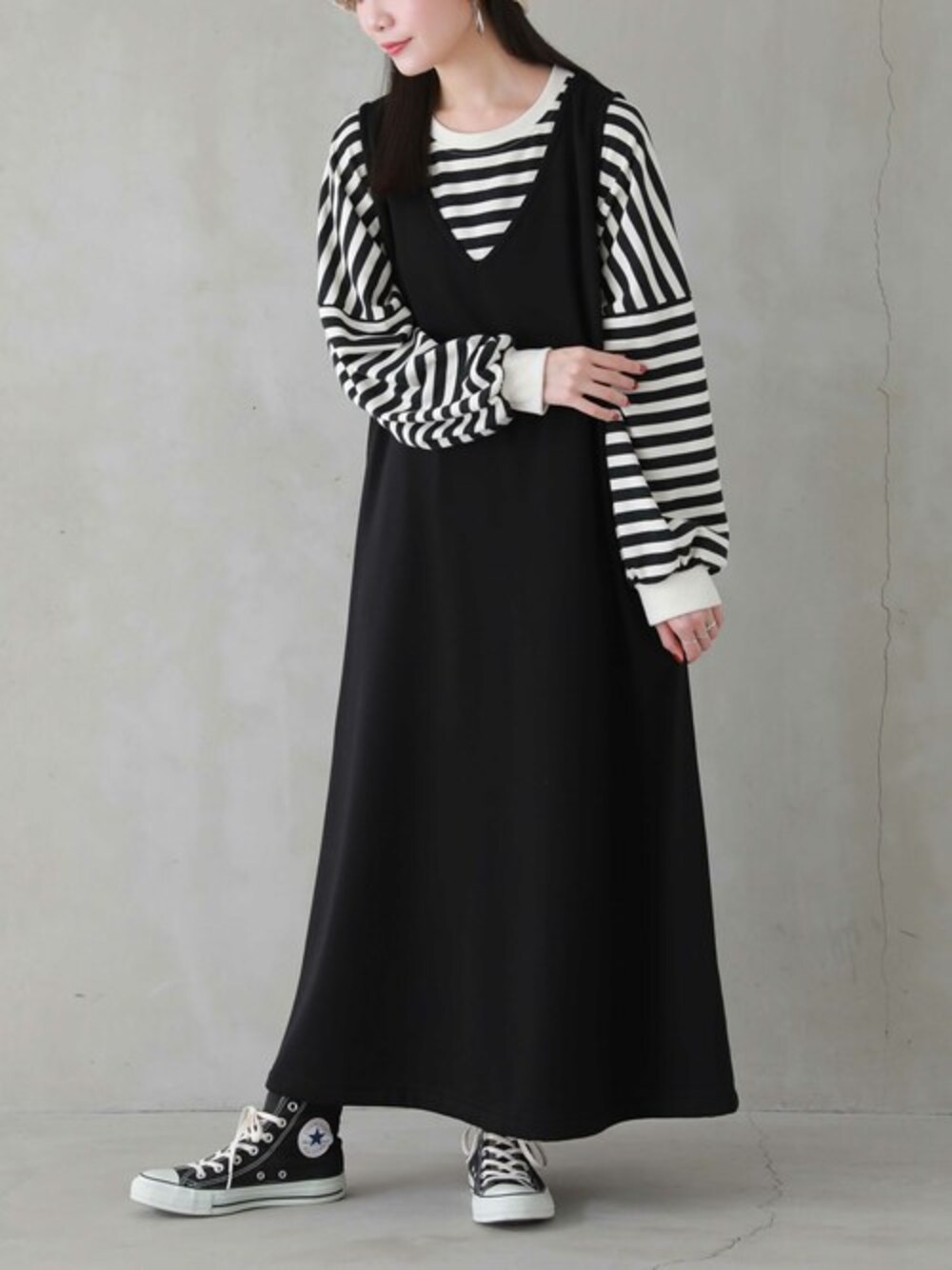 「スウェット、ボーダー、シンプル、ジャンスカ、レイヤードスタイル、ジャンパースカート、ootd、オシャレウォーカー、おでかけコーデ、osharewalker」｜「osharewalkerの『裏シャギージャンパースカート』（ジャンパースカート、ブラック系）」を使った、osharewalker staffさん（レディース・158cm）の秋コーディネートの1枚目の写真