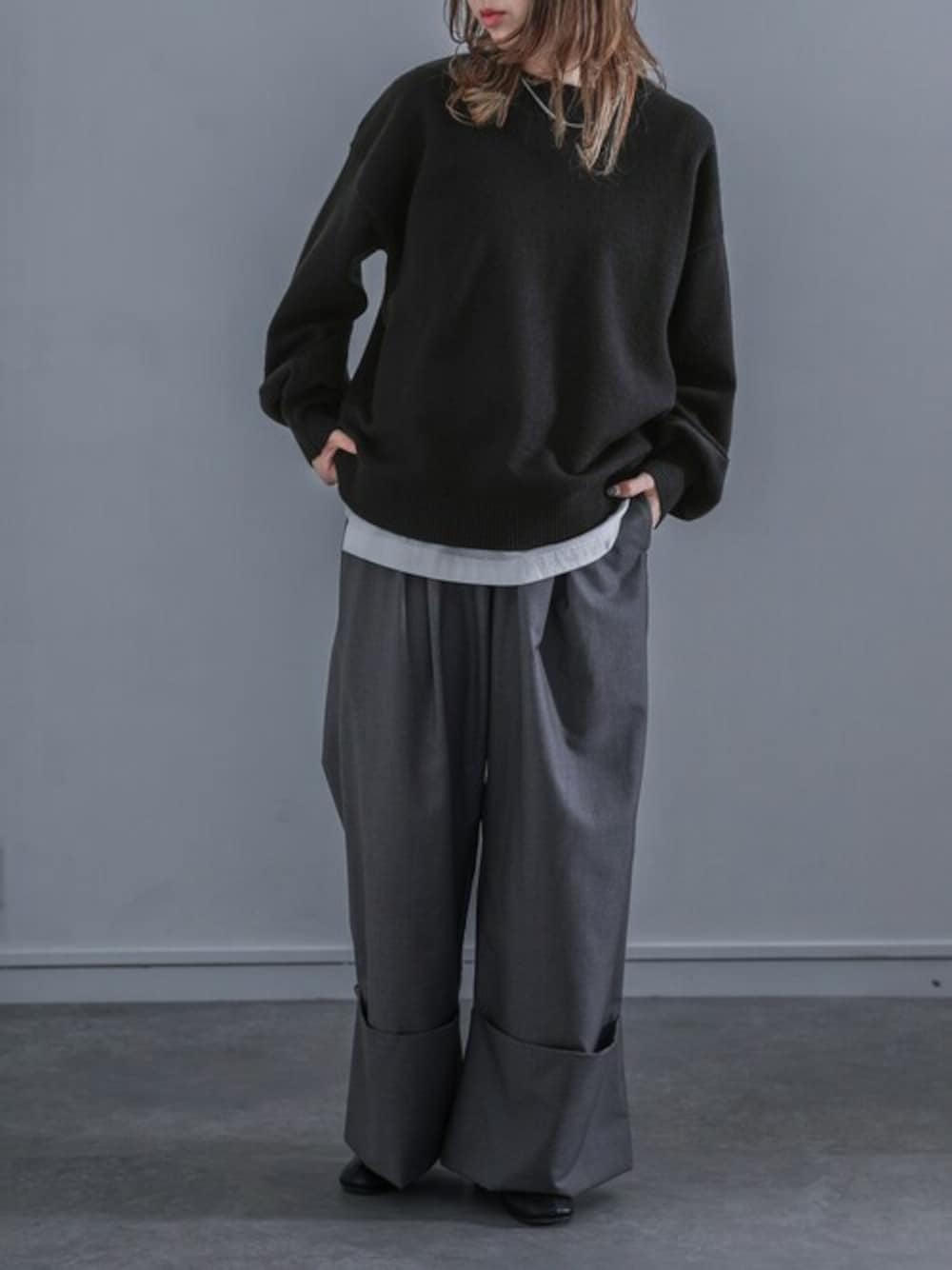 ブラック系のニット/セーター、グレー系のその他パンツを着用したレディースの冬コーディネートの1枚目の写真