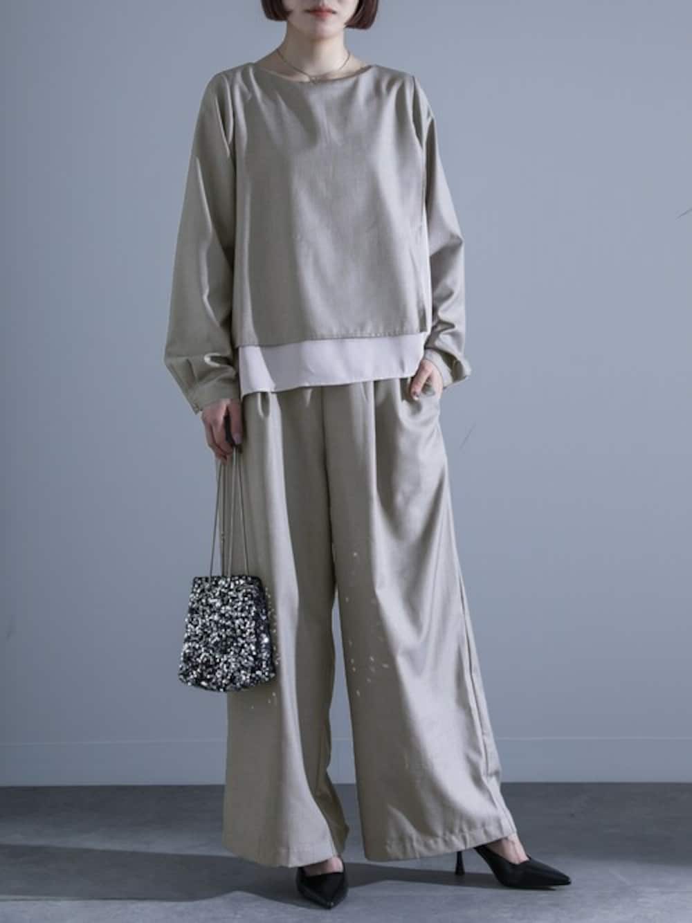 グレー系のパンツドレスを着用したレディースの冬コーディネートの1枚目の写真