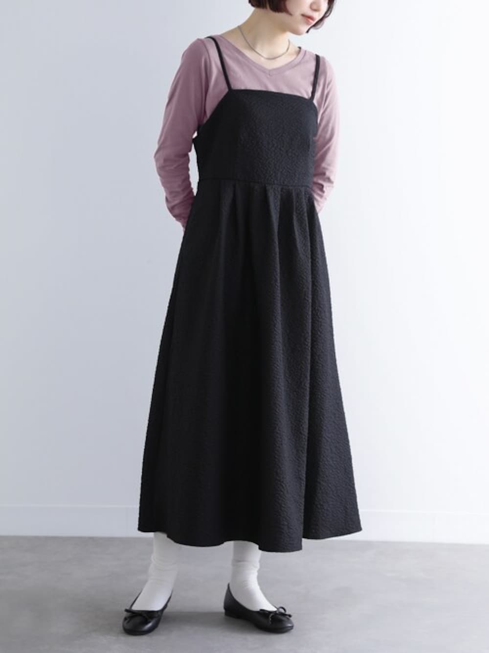 パープル系のTシャツ/カットソー、ブラック系のワンピースを着用したレディースの春コーディネートの1枚目の写真