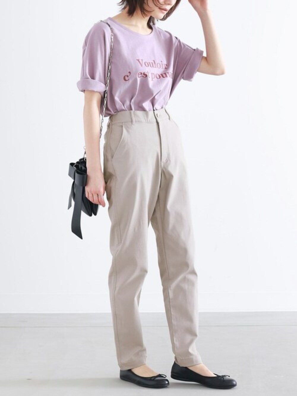 グレー系のその他パンツ、パープル系のTシャツ/カットソーを着用したレディースの春コーディネートの1枚目の写真