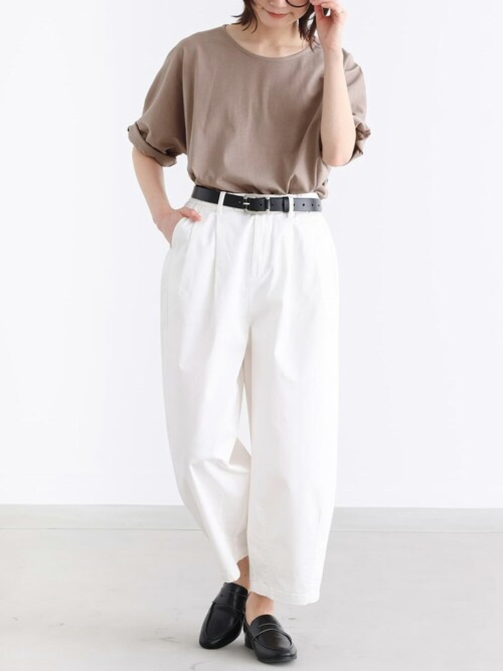 ブラウン系のTシャツ/カットソーを着用したレディースの春コーディネートの1枚目の写真