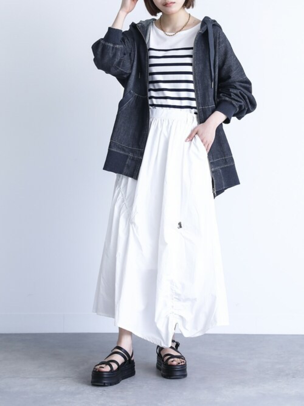 ブルー系のデニムジャケット、ブルー系のTシャツ/カットソーを着用したレディースの春コーディネートの1枚目の写真