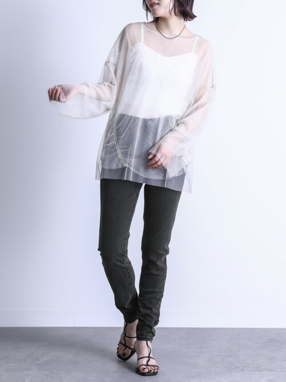 ブラック系のデニムパンツ、ホワイト系のTシャツ/カットソーを着用したレディースの春コーディネートの1枚目の写真