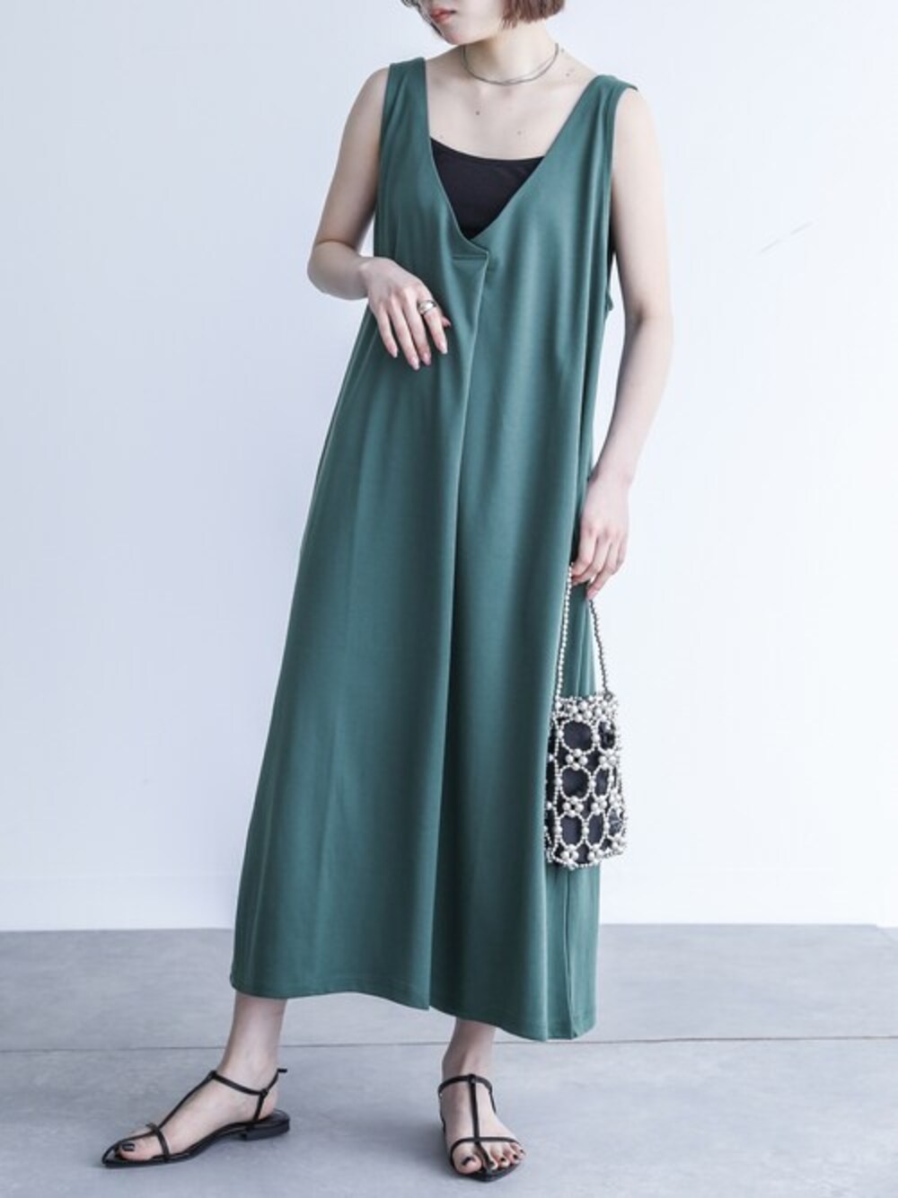 「ワンピース、ジャンスカ、レイヤードスタイル、ジャンパースカート、お出かけコーデ、ラフ、シンプルコーデ、夏コーデ、オシャレウォーカー、osharewalker」｜「n'OrLABELの『Vネックジャンパースカート』（ジャンパースカート、ブルー系）」を使った、osharewalker staffさん（レディース・164cm）の春コーディネートの1枚目の写真