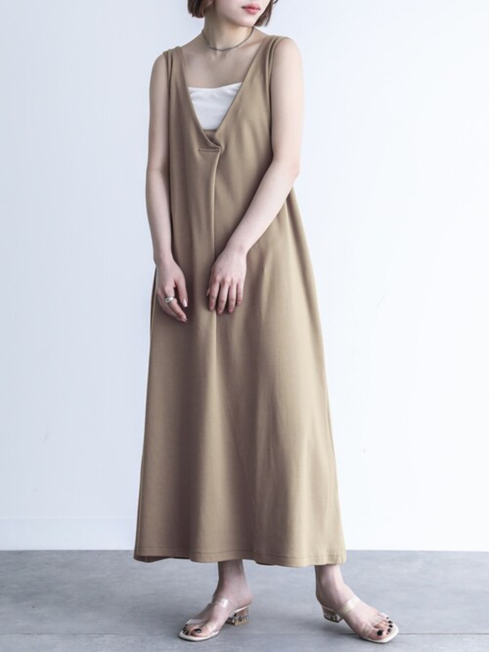 「ワンピース、ジャンスカ、ジャンパースカート、お出かけコーデ、ラフ、シンプルコーデ、夏コーデ、ラクチンコーデ、オシャレウォーカー、osharewalker」｜「n'OrLABELの『Vネックジャンパースカート』（ジャンパースカート、ブラウン系）」を使った、osharewalker staffさん（レディース・164cm）の夏コーディネートの1枚目の写真