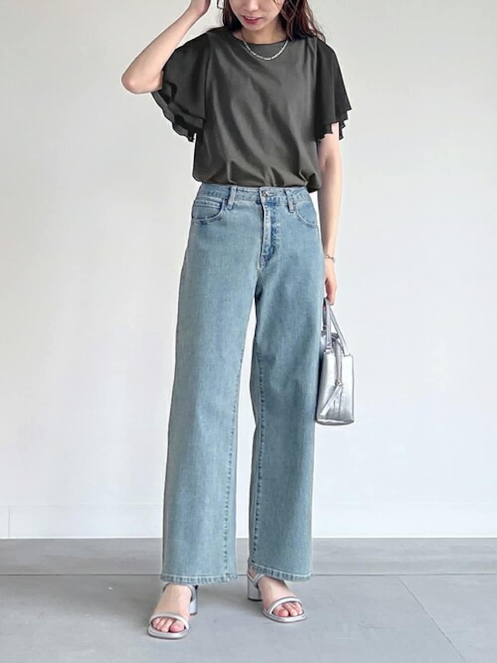グレー系のTシャツ/カットソーを着用したレディースの夏コーディネートの1枚目の写真