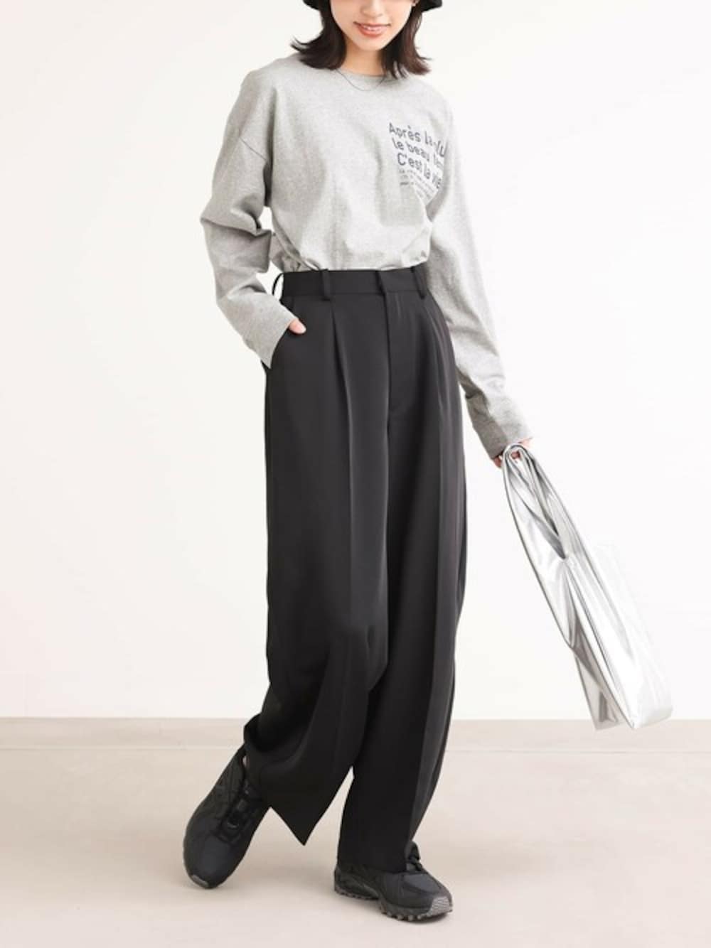 「シンプル、スラックス、ラフ、きれいめカジュアル、ootd、楽チンコーデ、オシャレウォーカー、おでかけコーデ、秋コーデ、osharewalker」｜「n'OrLABELの『センタープレスストレートスラックス』（スラックス、ブラック系）」を使った、osharewalker staffさん（レディース・164cm）の秋コーディネートの1枚目の写真