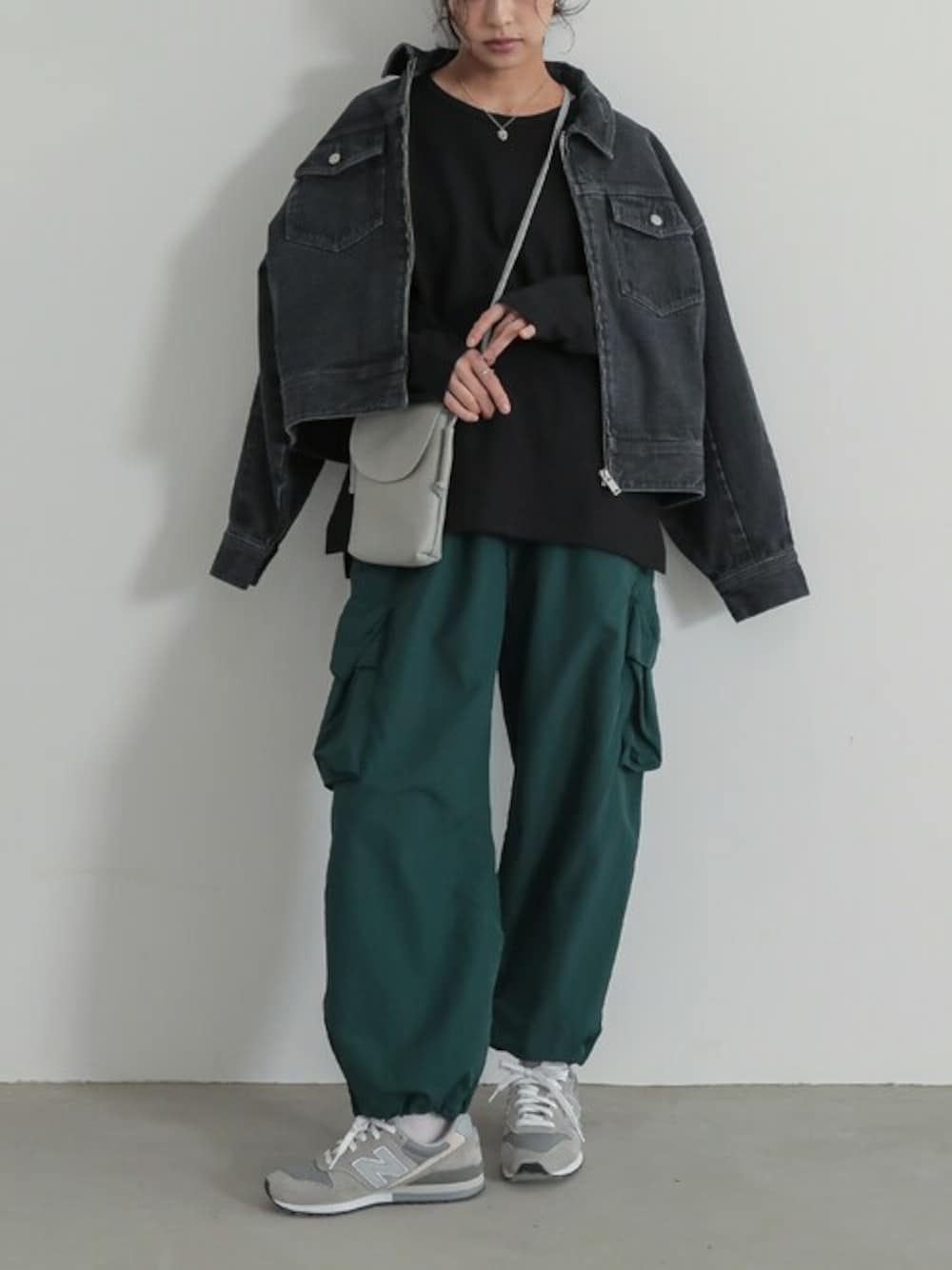 「デニムジャケット、ロンT、スニーカーコーデ、カーゴパンツ、シンプルコーデ、春コーデ、オシャレウォーカー、シンプルT、osharewalker、バスクコットン」｜「n'OrLABELの『バスクコットンロンT』（Tシャツ/カットソー、ブラック系）」を使った、osharewalker staffさん（レディース・161cm）の冬コーディネートの1枚目の写真
