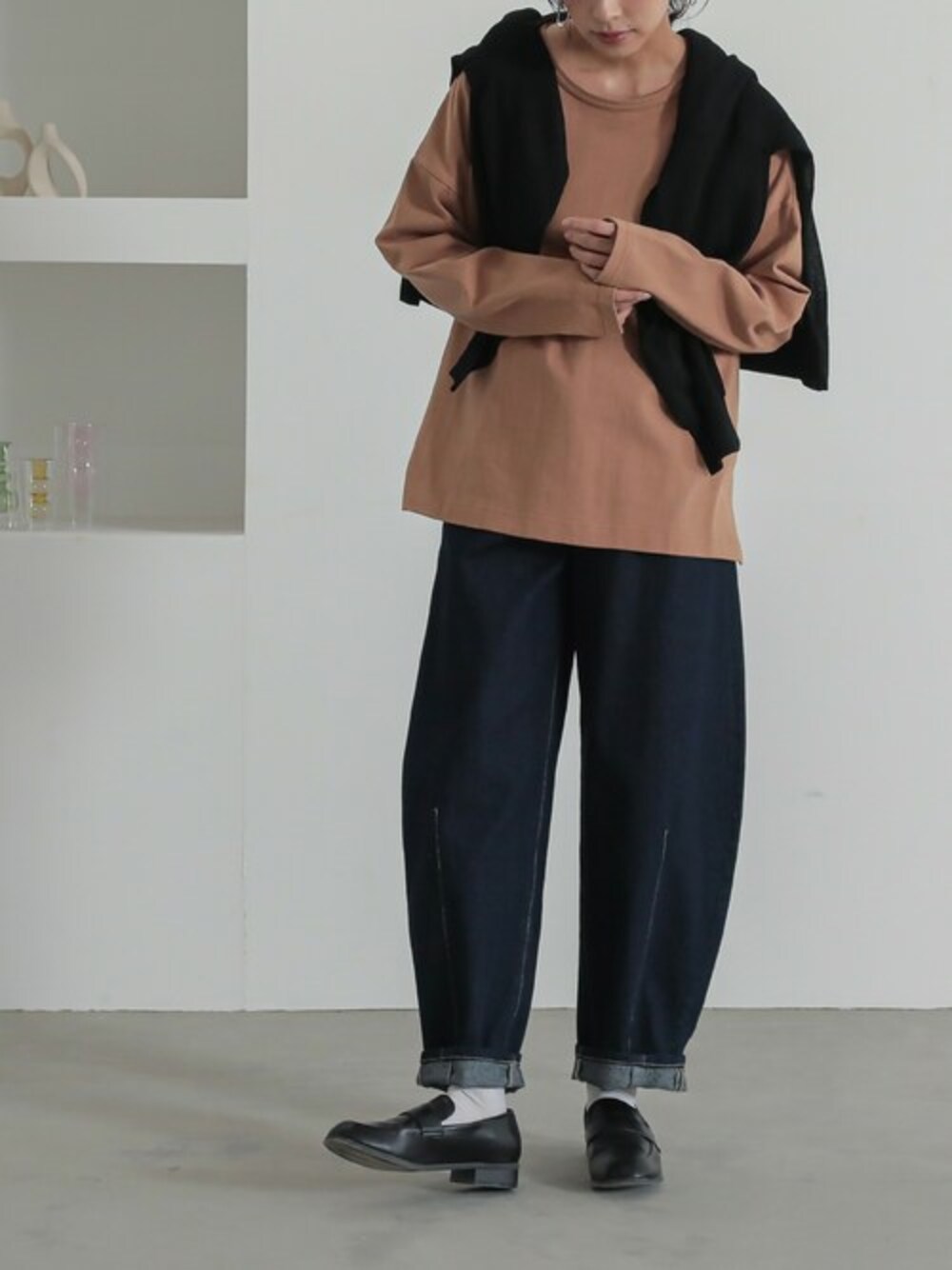 イエロー系のTシャツ/カットソー、ブルー系のデニムパンツを着用したレディースの冬コーディネートの1枚目の写真